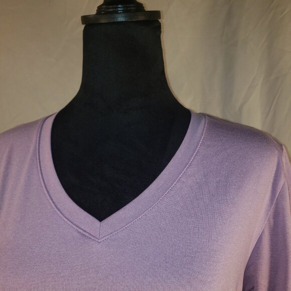 32 Degrees Cool Lavender V-Neck T-Shirt - Size Small - Picture 1 of 5